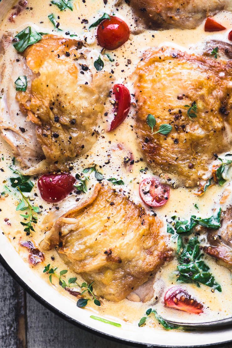 Foto aérea de frango toscano cremoso na frigideira