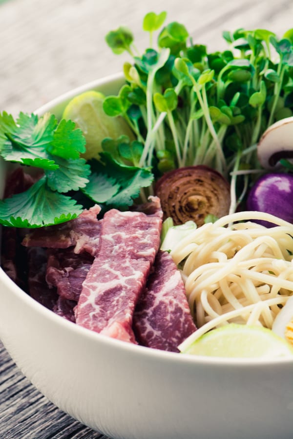 Slow Cooker Weeknight Pho ~ uma versão rápida e fácil da tigela tradicional de macarrão vietnamita ~ theviewfromgreatisland.com