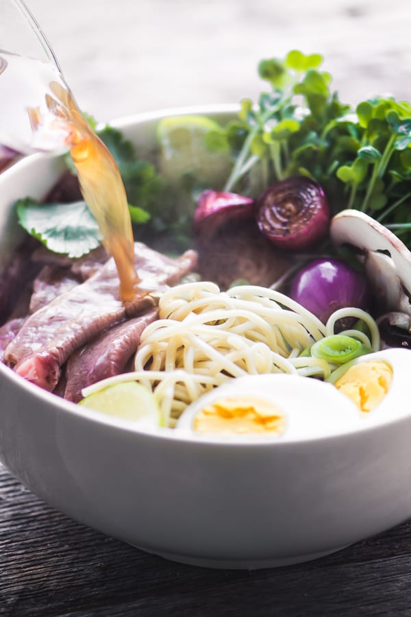 Slow Cooker Weeknight Pho, uma deliciosa e saudável tigela vietnamita de macarrão, feita rápida e facilmente na panela de barro. ~ theviewfromgreatisland.com