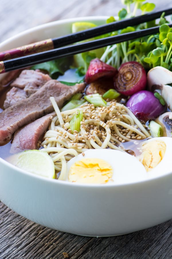 Slow Cooker Weeknight Pho é uma versão rápida e fácil das famosas tigelas vietnamitas de macarrão de rua: saudáveis, sem glúten e deliciosas! ~ theviewfromgreatisland.com