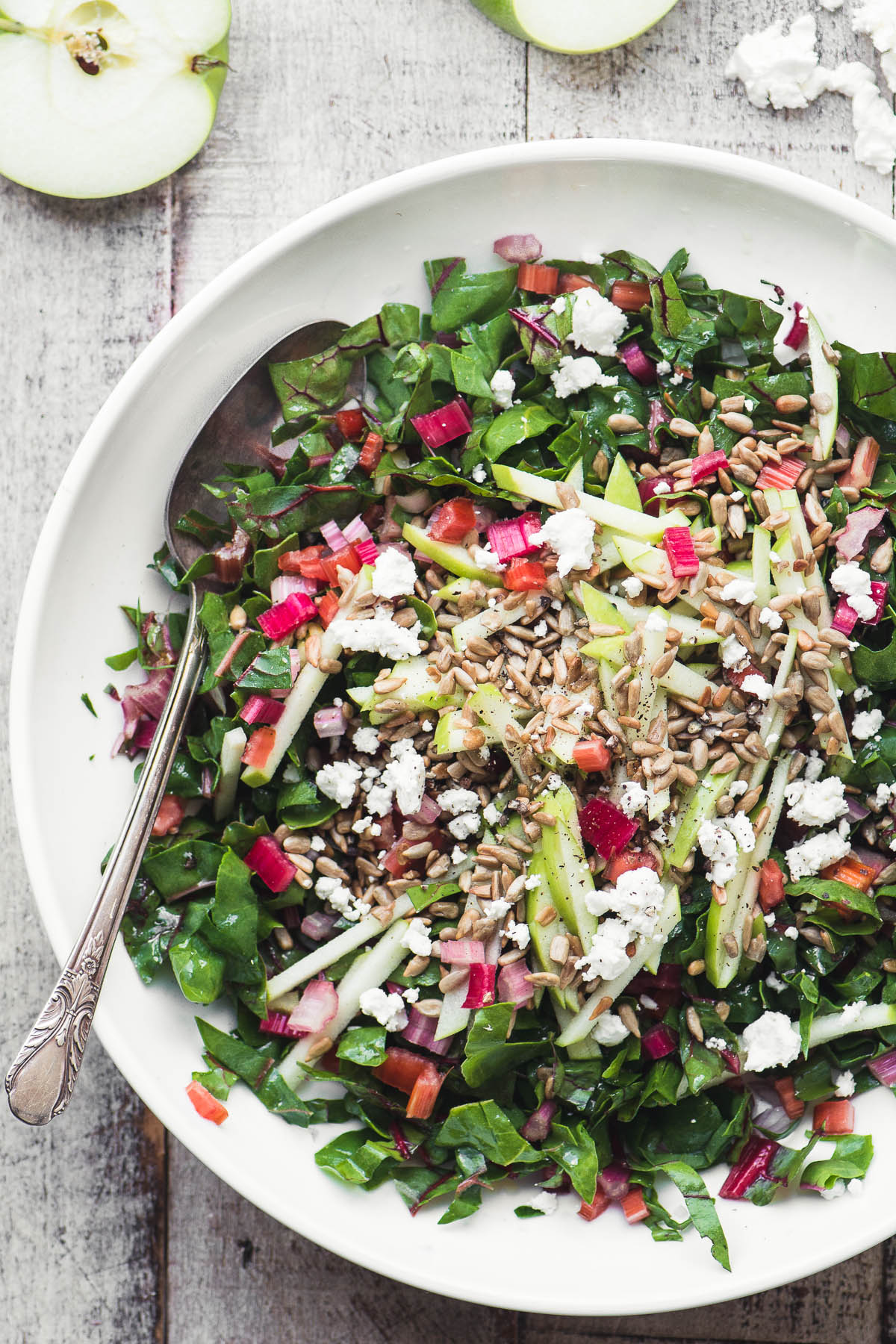 Ensalada Rainbow Chard ~ ¡saludable, vibrante y deliciosa! Esta ensalada es sin gluten, baja en carbohidratos, entera 30, Paleo y Weight Watcher's amigable. # ensalada # huerta #Glanetas # arco iris # primavera #vegetable #kale #spinach #slaw Ensalada de acelgas crudas