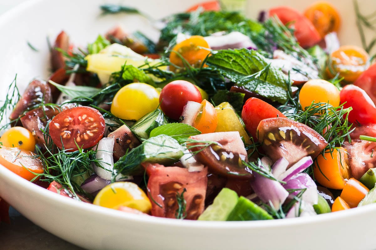 um prato de salada shirazi colorida