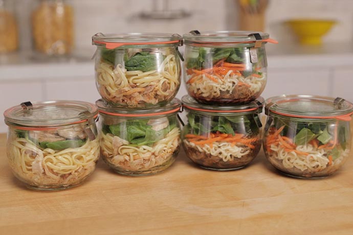 Copos de macarrão caseiros quase instantâneos - almoços embalados saudáveis ​​| 31Daily.com