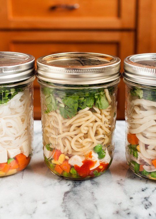 Copos de macarrão caseiros quase instantâneos - almoços embalados saudáveis ​​| 31Daily.com