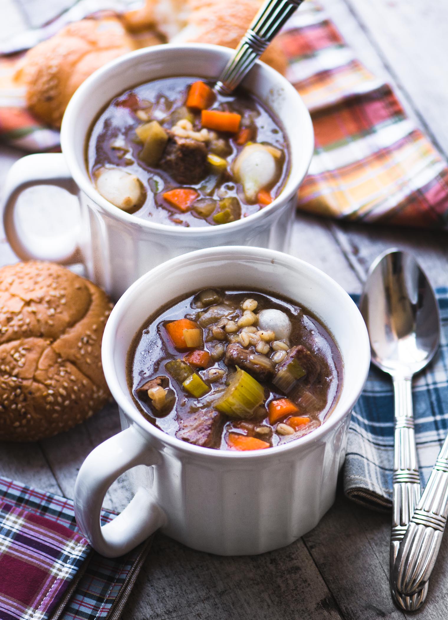 Sopa de cevada - coloque outra lenha no fogo e acomode-se com uma caneca fumegante desta clássica sopa de conforto. Você pode cozinhá-lo em fogo baixo ou deixar o fogão lento fazer o trabalho. ⠀⠀⠀⠀⠀⠀⠀⠀⠀⠀⠀⠀⠀⠀⠀⠀⠀⠀⠀⠀⠀⠀⠀⠀⠀⠀⠀⠀⠀⠀⠀⠀⠀⠀⠀⠀⠀⠀⠀⠀⠀⠀⠀⠀⠀⠀⠀⠀⠀⠀⠀⠀⠀⠀⠀⠀⠀⠀⠀⠀⠀⠀⠀⠀⠀⠀⠀⠀⠀⠀ Sopa de cevada e carne em copos brancos com colheres, guardanapos e rolos