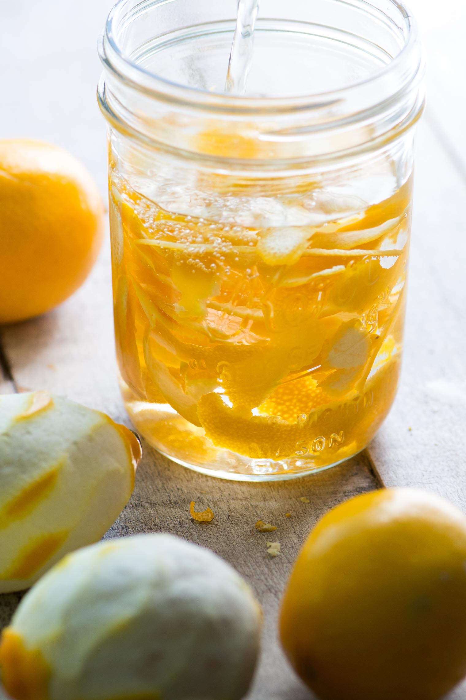 Faça um instantâneo de Limoncello (receita e vídeo comuns)
