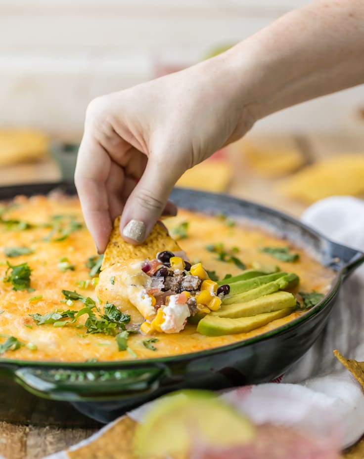 O Mergulho de 7 camadas não precisa estar frio! Esta receita de Taco Dip de 7 camadas é cheia de sabor, feita em uma panela e muito quente. Perfeito para mergulho durante a utilização não autorizada ou Cinco de Mayo. Tão viciante! mergulhe um chip em um banho de 7 camadas