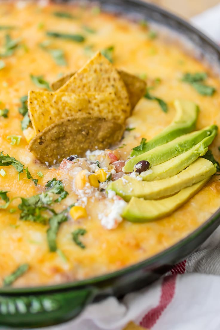 O Mergulho de 7 camadas não precisa estar frio! Esta receita de Taco Dip de 7 camadas é cheia de sabor, feita em uma panela e muito quente. Perfeito para mergulho durante a utilização não autorizada ou Cinco de Mayo. Tão viciante! Chips mergulhados a quente de 7 camadas