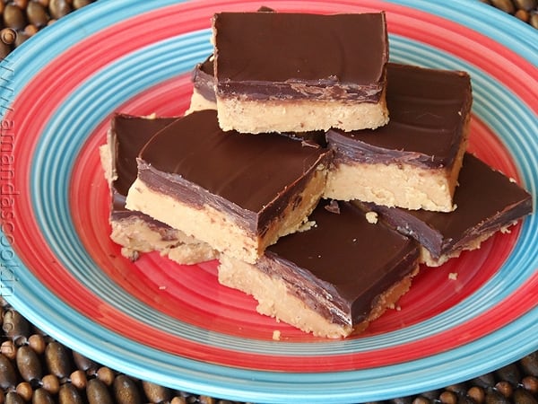 No Bake Dessert - Barras de manteiga de amendoim from AmandasCookin.com @amandaformaro