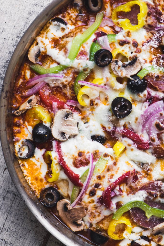 una sartén de pizza suprema de pollo