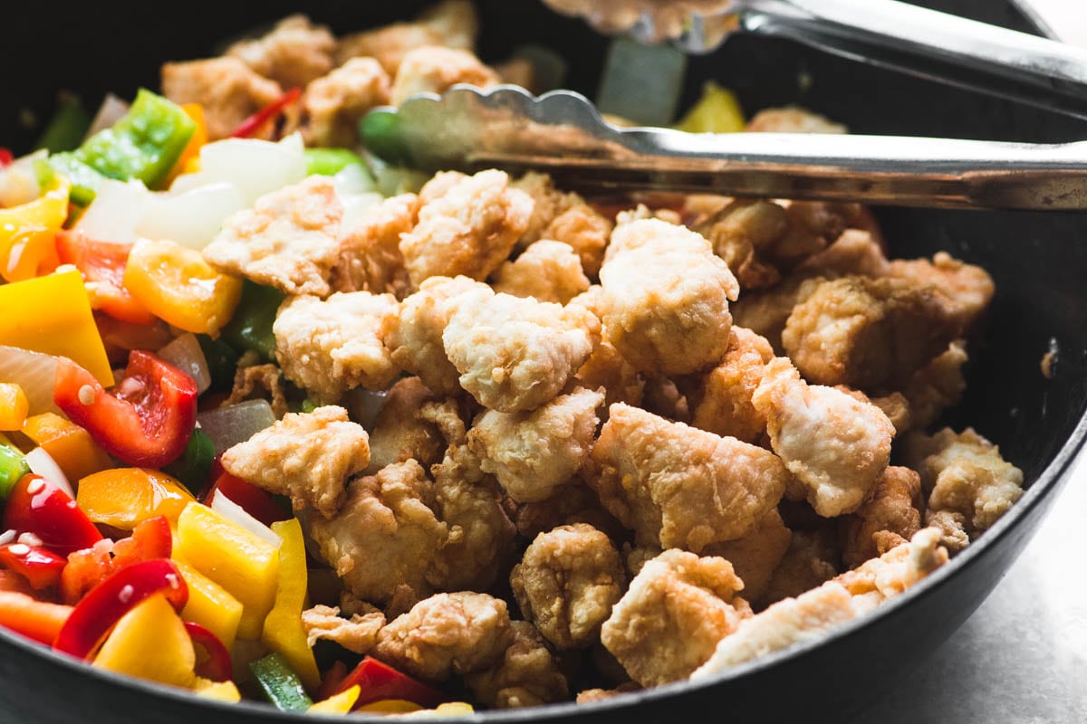 Adicione o frango frito ao wok de frango