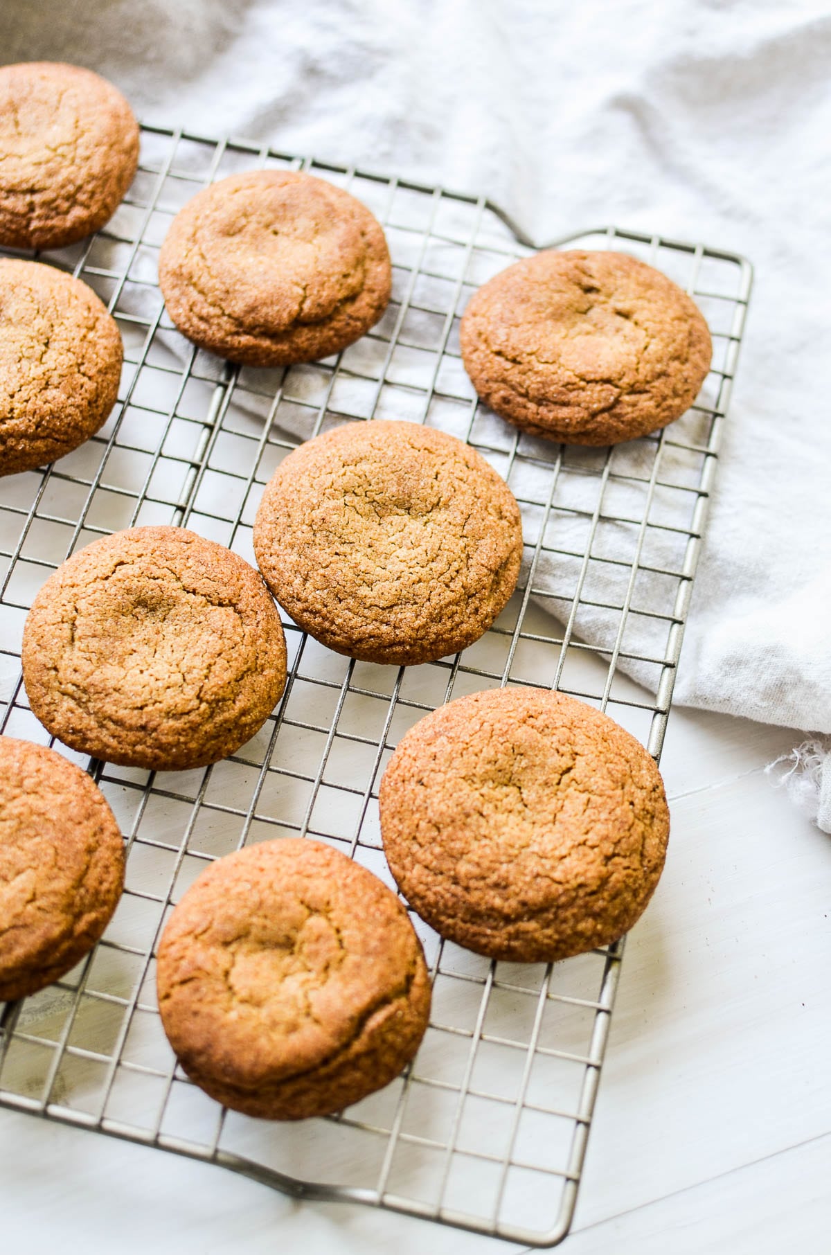 Gingerbread Snickerdoodles refrigeração em uma prateleira.