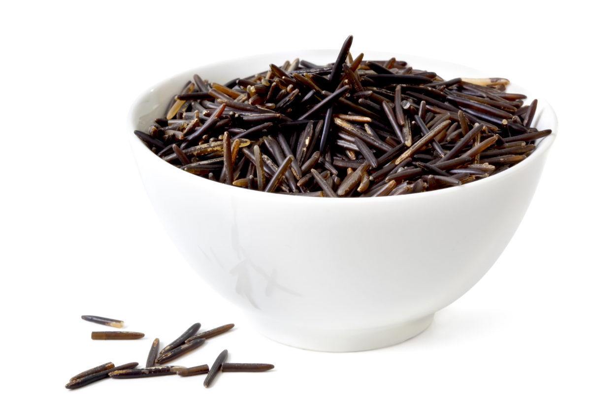 arroz selvagem em uma tigela branca