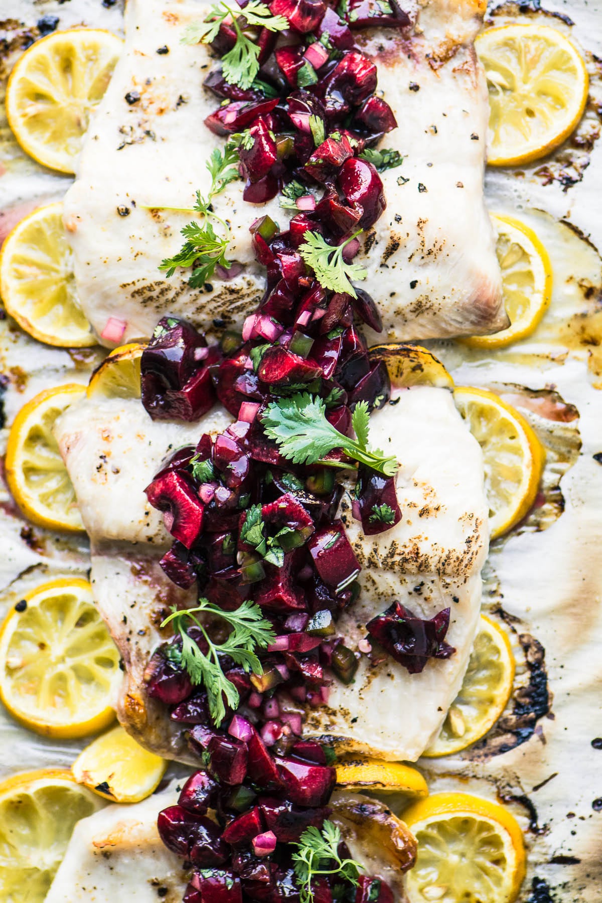 Peixe branco grelhado com molho de cereja e jalapeño