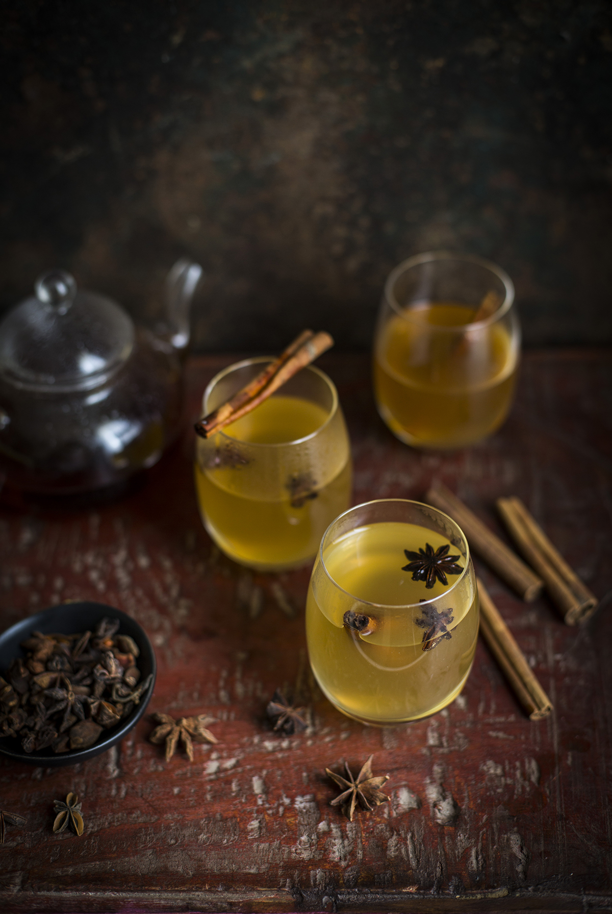 Cocktail quente com chá Lapsang Souchong, uísque e limão cordial
