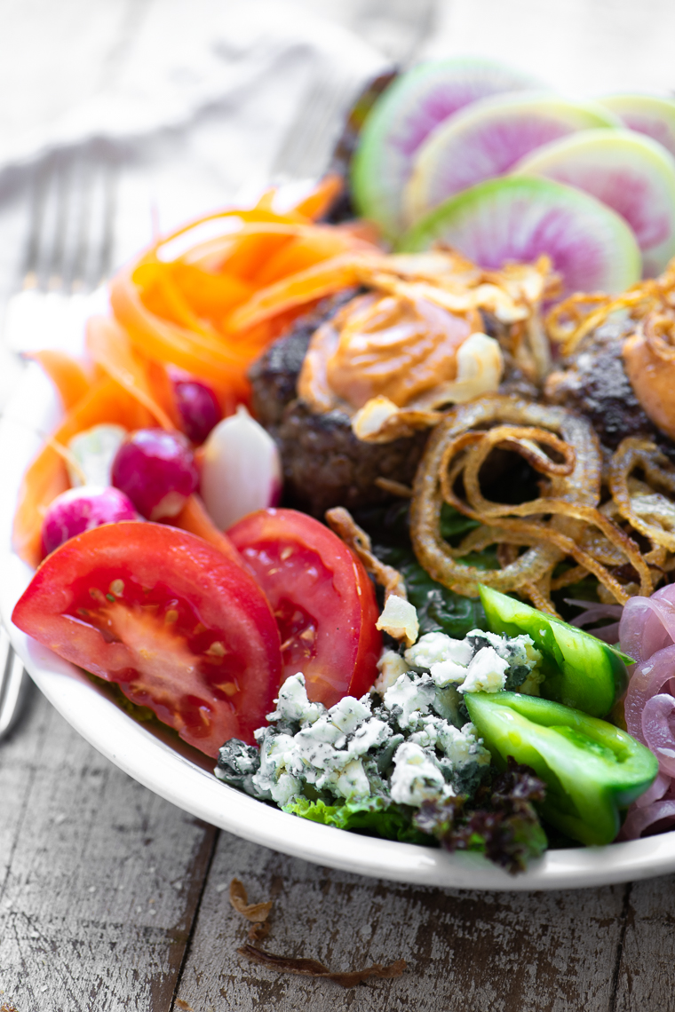 Tigela de salada de hambúrguer de primavera