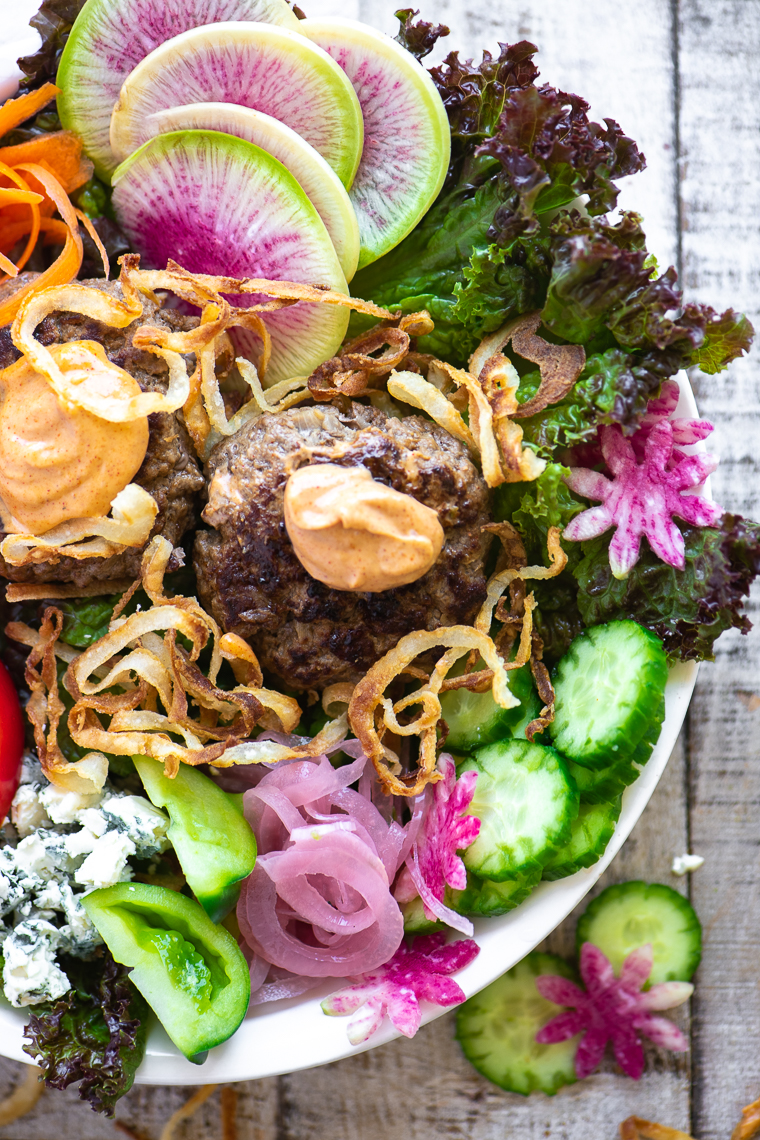 Uma tigela de salada de hambúrguer com legumes frescos da primavera