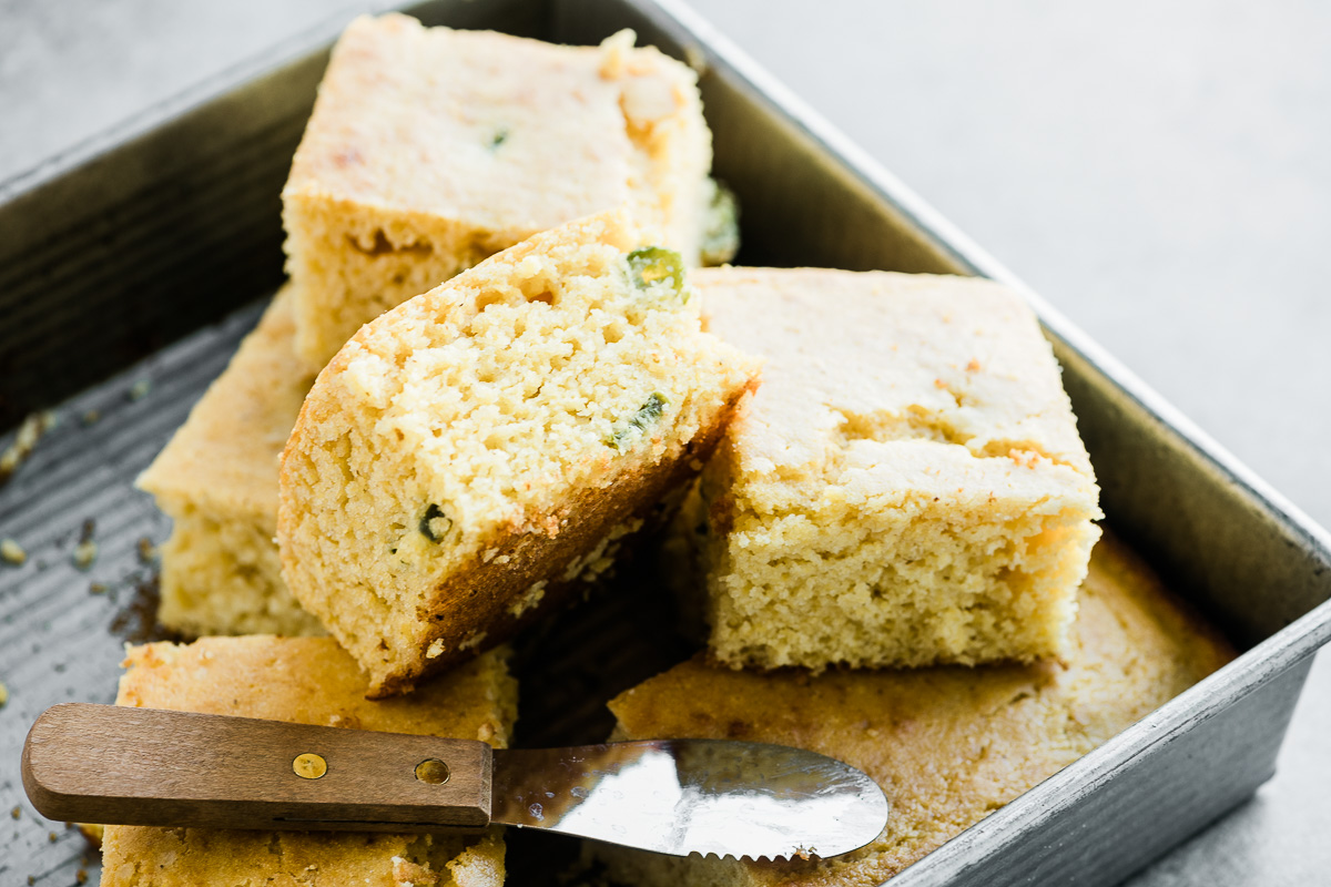 Pedaços de pão de milho jalapeño de mel empilhados em uma frigideira