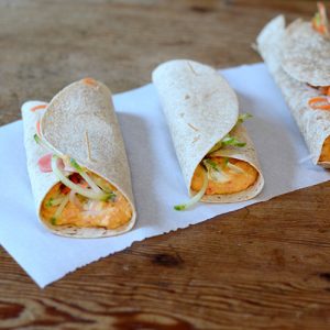 Pimenta Vermelha-Hummus-Roll-Ups Hummus de pimenta vermelha Roll Ups, hummus, pimentas, legumes, envolvimentos