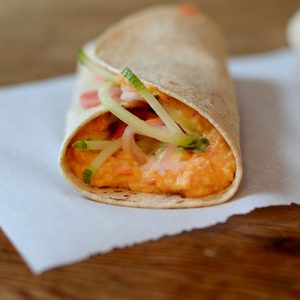 Pimenta Vermelha-Hummus-Roll-Ups Hummus de pimenta vermelha Roll Ups, hummus, pimentas, legumes, envolvimentos