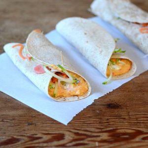 Hummus de pimenta vermelha Hummus de pimenta vermelha Roll Ups, hummus, pimentas, legumes, envolvimentos
