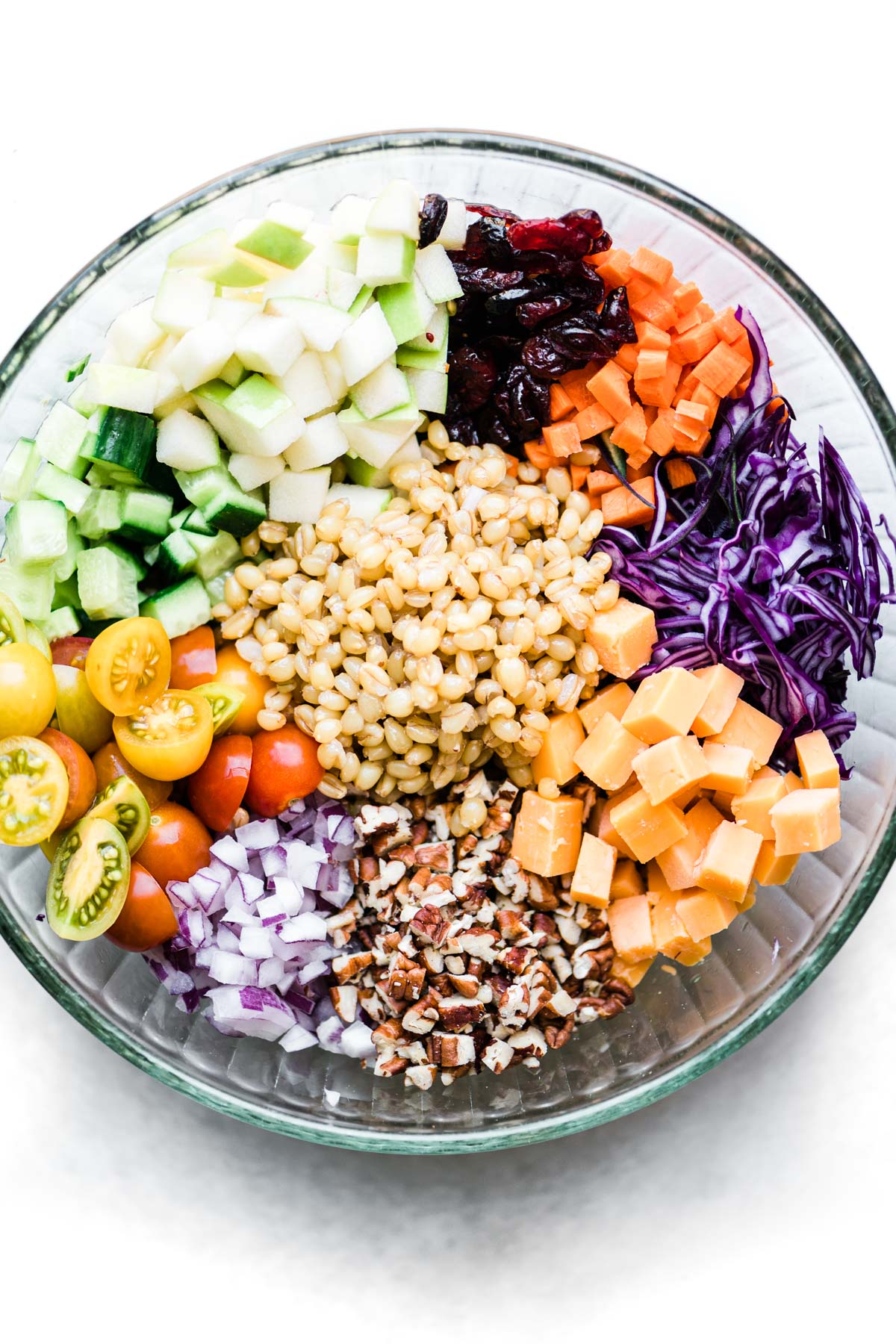 Salada de trigo colorido berry em uma tigela de vidro