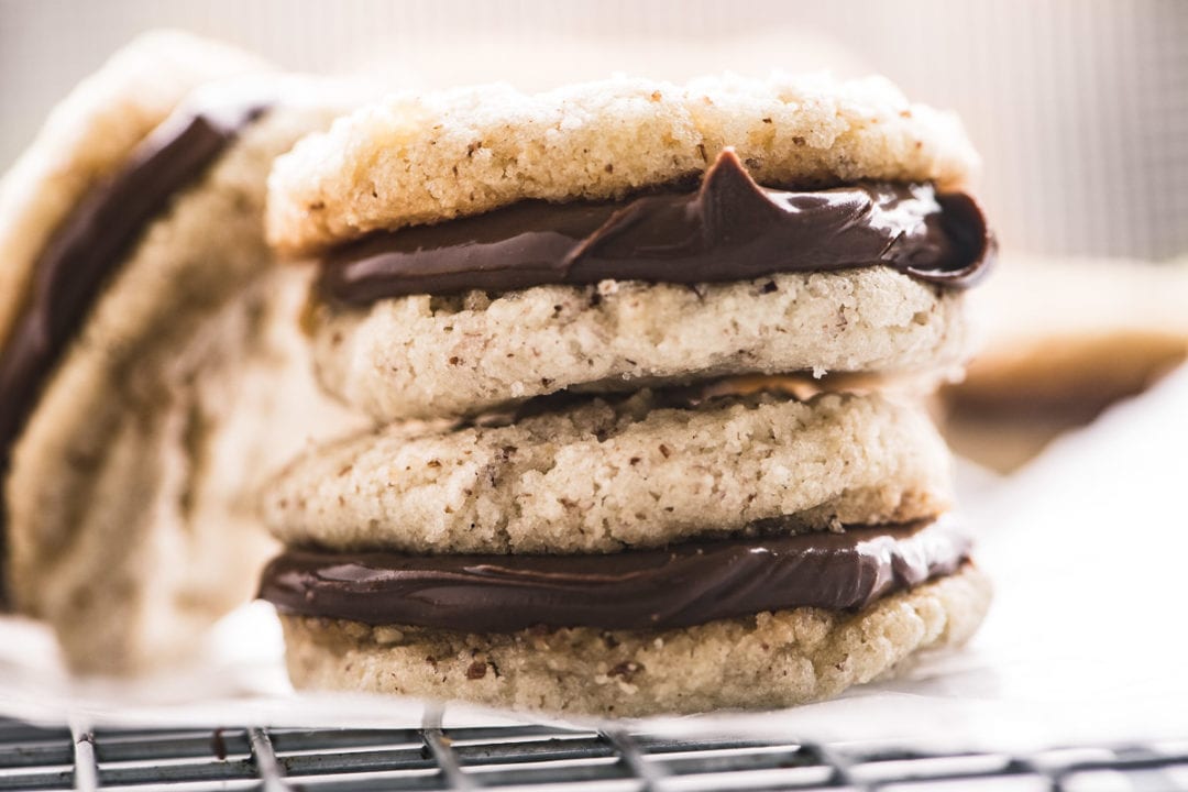 Cookies de sanduíche de Nutella, empilhados