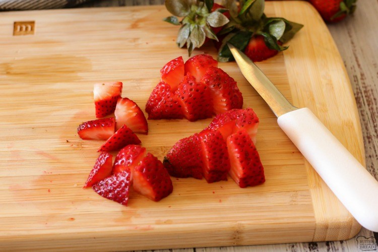Strawberry Crisp é a melhor sobremesa de verão! Cheia de morangos suculentos e uma cobertura crocante de canela, esta receita fácil para morangos crocantes pode ser preparada rapidamente e consumida quente ou fria.