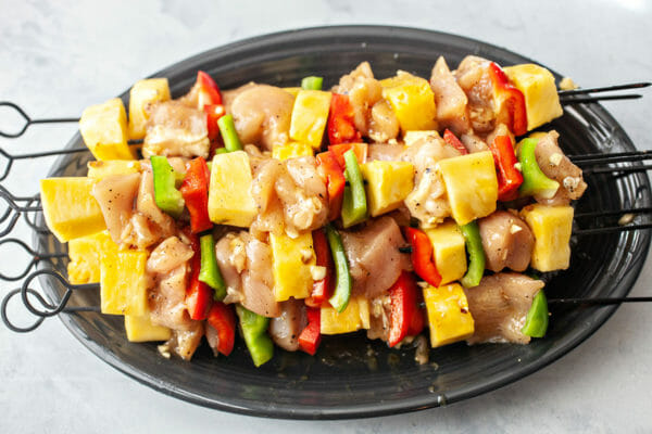 Espetos de frango grelhado preparam os espetos