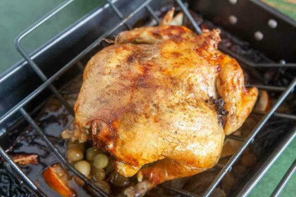 frango assado com uvas em uma assadeira