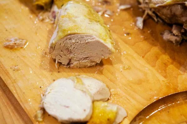 corte o peito de frango transversalmente para servir com uvas