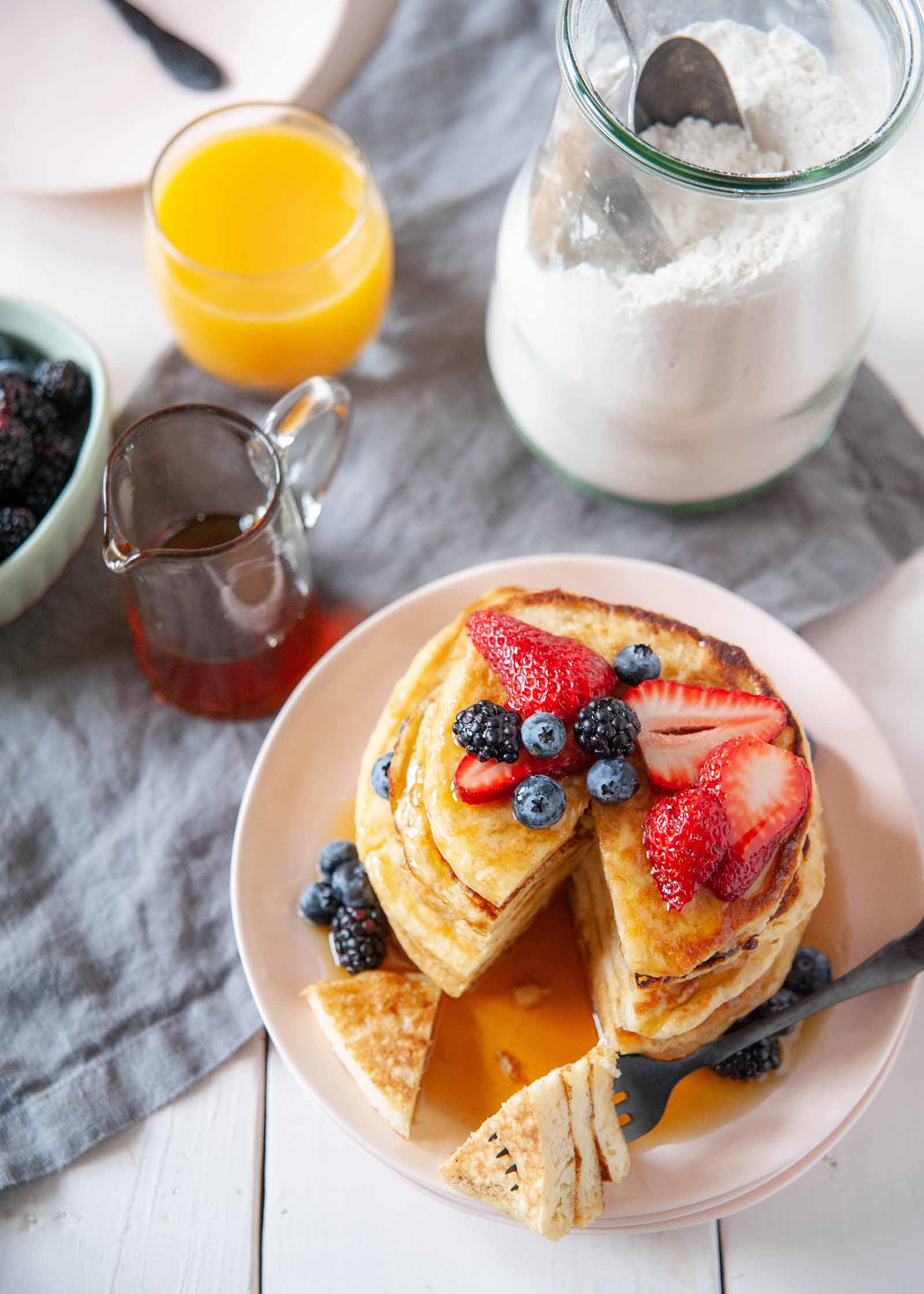 Como fazer Pancake Mix - pilha de panquecas embebidas em calda com frutas por cima