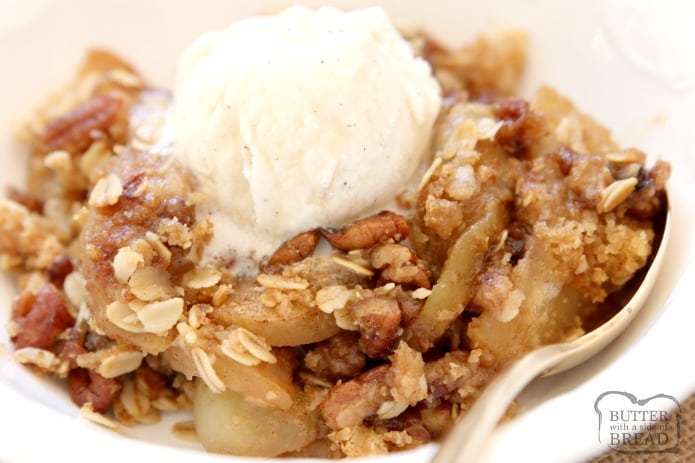 Crocante de maçã Maple Pecan feita com aveia, nozes, açúcar mascavo, manteiga e maçãs em um prato de outono perfeito, cheio de sabor de maçã fresca. Coberto com xarope de bordo real, esta receita de maçã crocante é a nossa favorita de todos os tempos.