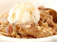 Crocante de maçã Maple Pecan feita com aveia, nozes, açúcar mascavo, manteiga e maçãs em um prato de outono perfeito, cheio de sabor de maçã fresca. Coberto com xarope de bordo real, esta receita de maçã crocante é a nossa favorita de todos os tempos.