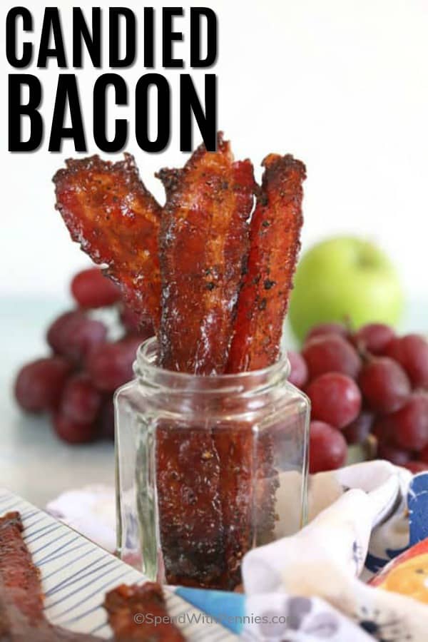 Feche acima do bacon cristalizado em uma jarra de vidro.
