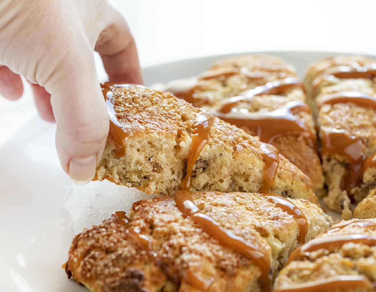 Pegue um pão de noz-maçã com caramelo