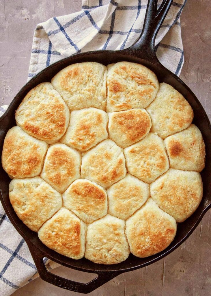 Biscoitos de anjo em frigideira de ferro fundido
