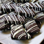  Esses biscoitos de biscoito amanteigado de três fardos são amanteigados, crocantes por fora e macios por dentro com nozes picadas e mini lascas de chocolate. Tudo coberto com uma pitada de chocolate branco derretido e flor de sal. De www.keviniscooking.com 