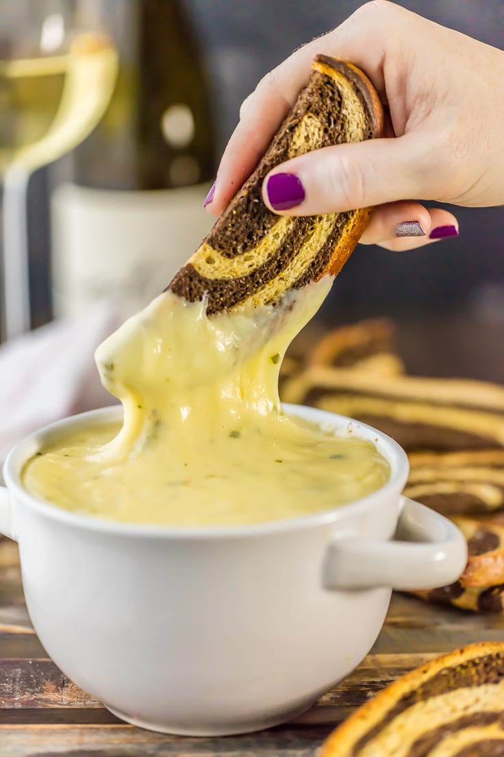 Fondue de vinho branco super fácil! Feito com vinho suíço, gouda e, claro, branco. Receita fácil, brega, com mel e deliciosa! Feito em minutos! Servido com crostini de centeio marinado!