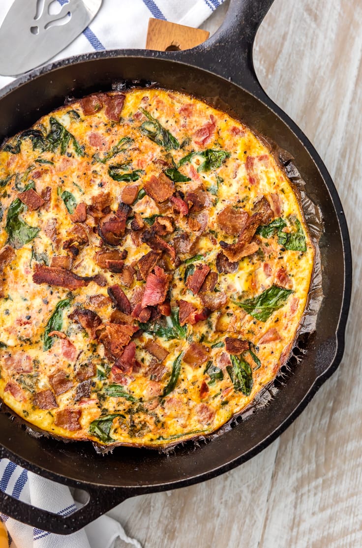 Close-up de uma frigideira BLT Skillet Frittata em frigideira de ferro fundido