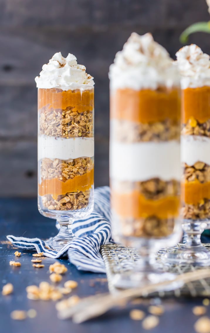 Parfaits de torta de queijo e torta de abóbora! A alternativa (er) saudável perfeita para o nosso bolo de Ação de Graças favorito! Carregado com granola de canela, bolo de queijo não assado e torta de abóbora!