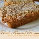 Pão de amêndoa e pêssego com cobertura de canela - AmandasCookin.com