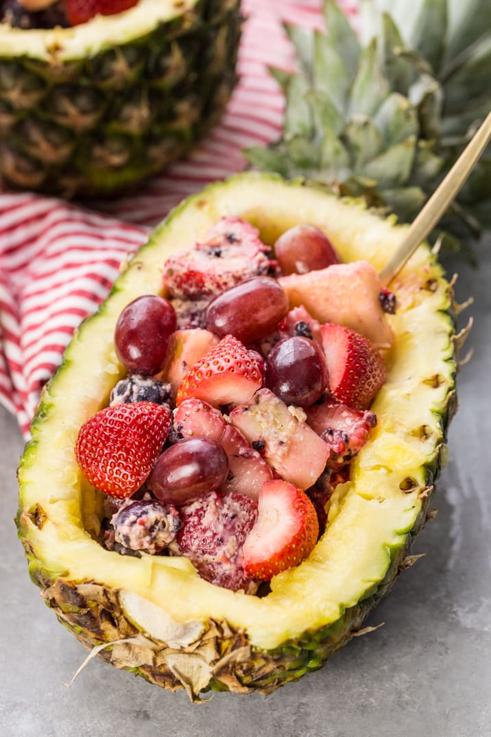 Salada de frutas super fácil em tigelas de abacaxi! Nada grita mais no verão do que a salada de frutas servida em uma tigela de abacaxi ou em um barco! Muito divertido, saboroso e FÁCIL!