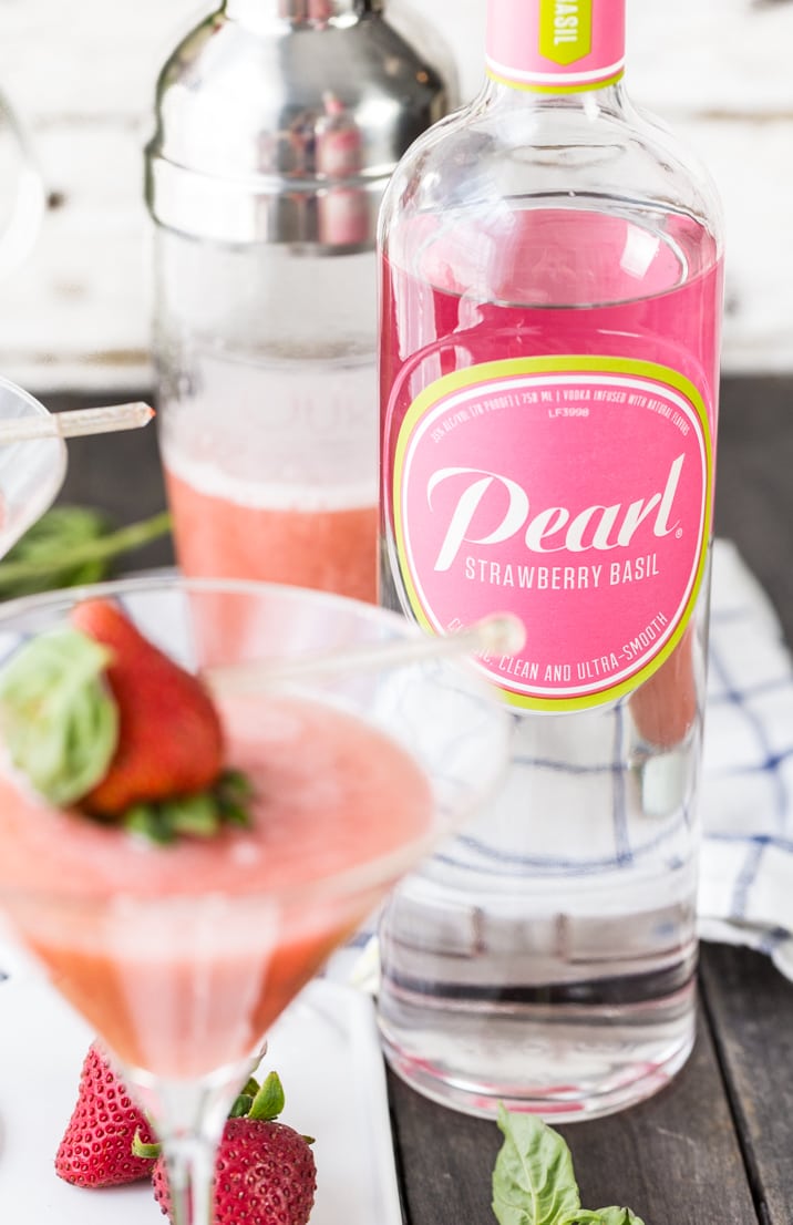 Nós amamos estes campos de morango Martinis com morango Basil Vodka! Ervas e frutas são deliciosas; O coquetel de verão perfeito!