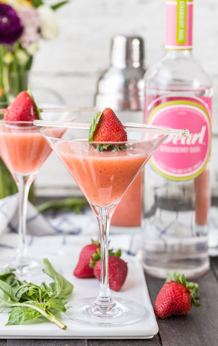 Nós amamos estes campos de morango Martinis com morango Basil Vodka! Ervas e frutas são deliciosas; O coquetel de verão perfeito!