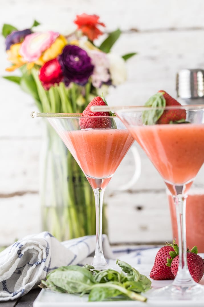 Nós amamos estes campos de morango Martinis com morango Basil Vodka! Ervas e frutas são deliciosas; O coquetel de verão perfeito!