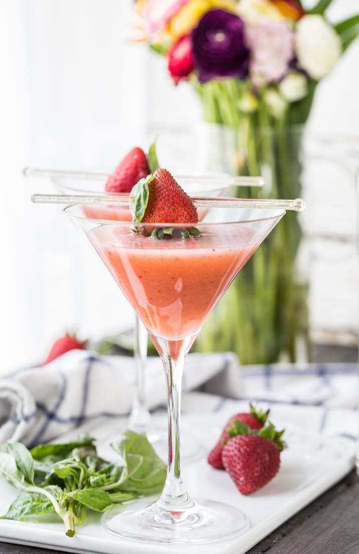 Nós amamos estes campos de morango Martinis com morango Basil Vodka! Ervas e frutas são deliciosas; O coquetel de verão perfeito!