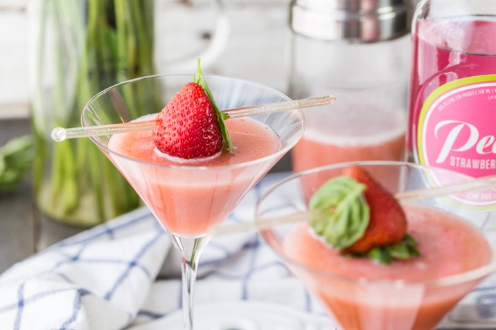 Nós amamos estes campos de morango Martinis com morango Basil Vodka! Ervas e frutas são deliciosas; O coquetel de verão perfeito!