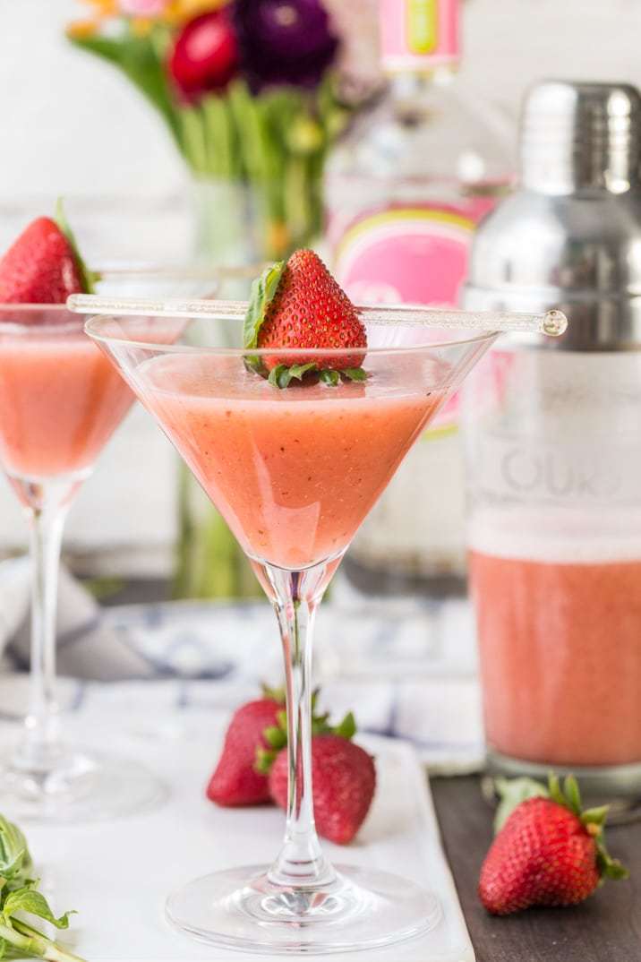 Nós amamos estes campos de morango Martinis com morango Basil Vodka! Ervas e frutas são deliciosas; O coquetel de verão perfeito!