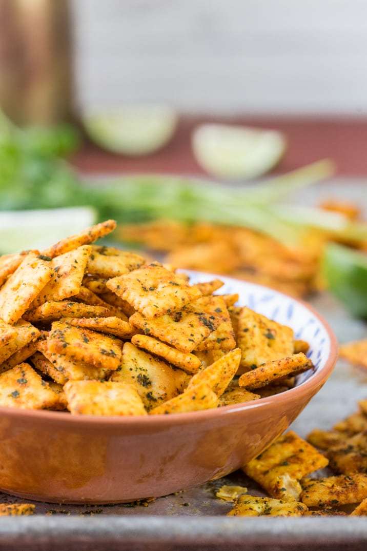 Bolachas de queijo com especiarias mexicanas, perfeitas para qualquer festa de doces! Feito com queijo, temperos de taco e coentro! Tão viciante!